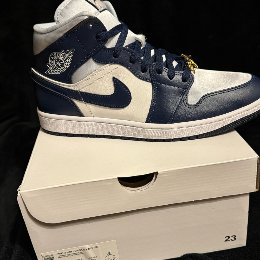 Women’s Air Jordanian 1 SE Football Grey/midnight Navy Size 11.5.
